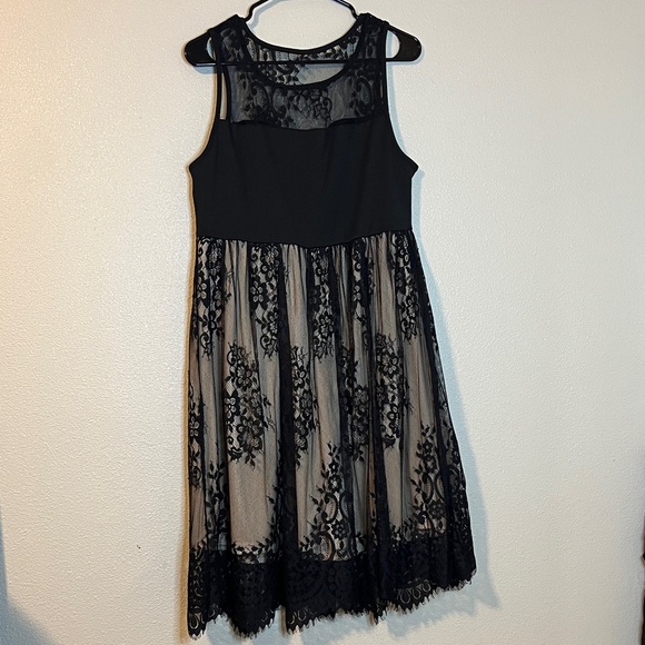 Elegant Black Lace Dress - Picture 5 of 7